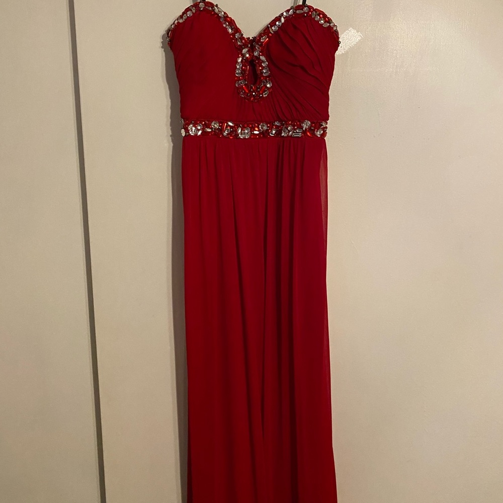 Beautiful strapless, chiffon RED formal DRESS